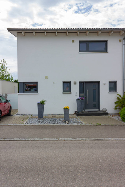 entrada de la casa de nuevo edificio moderno en Alemania primavera
 - Foto, Imagen