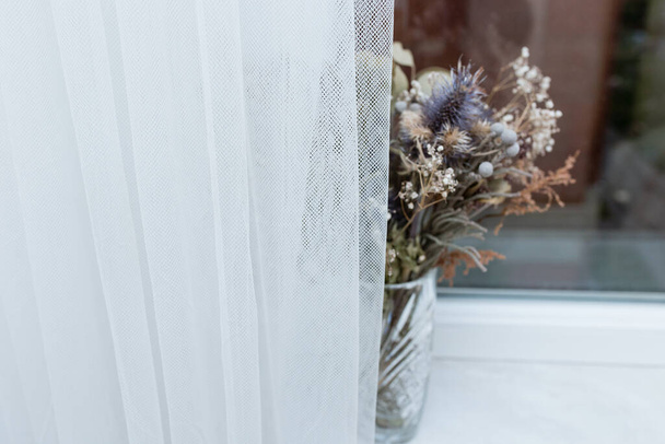 букет сушеных цветов на фоне окна
 - Фото, изображение