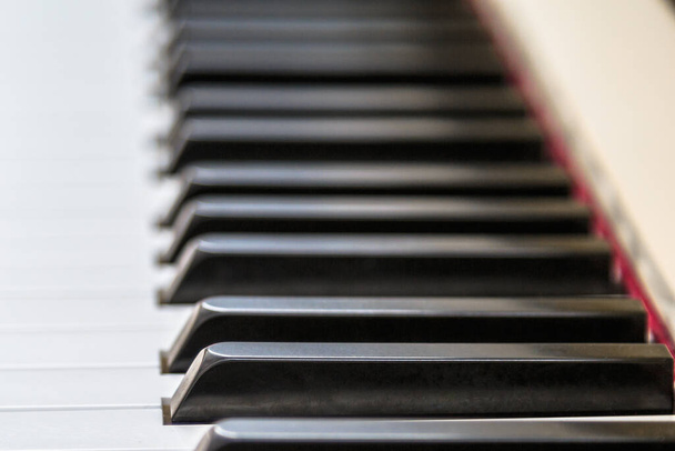 Primer plano del teclado de piano - Foto, imagen