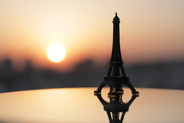 Torre Eiffel en París al amanecer y al atardecer. Pequeña Torre Eiffel con Sol
. - Foto, Imagen