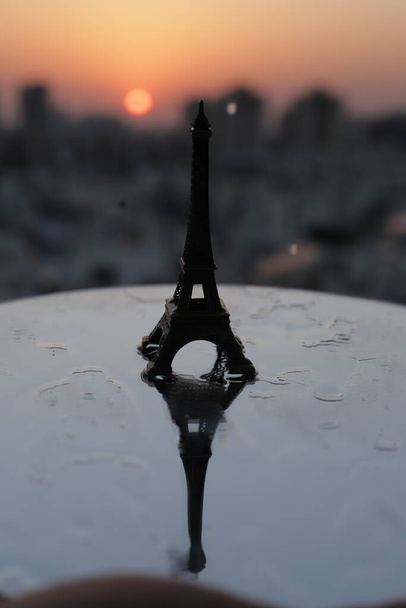 Torre Eiffel en París al amanecer y al atardecer. Pequeña Torre Eiffel con Sol
. - Foto, Imagen