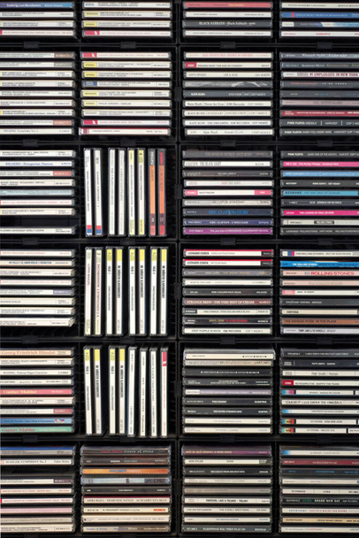 Lähikuva koko runkonäkymä osa suuri täysi hylly CD kompakti levyjen kokoelma kotikirjasto
 - Valokuva, kuva