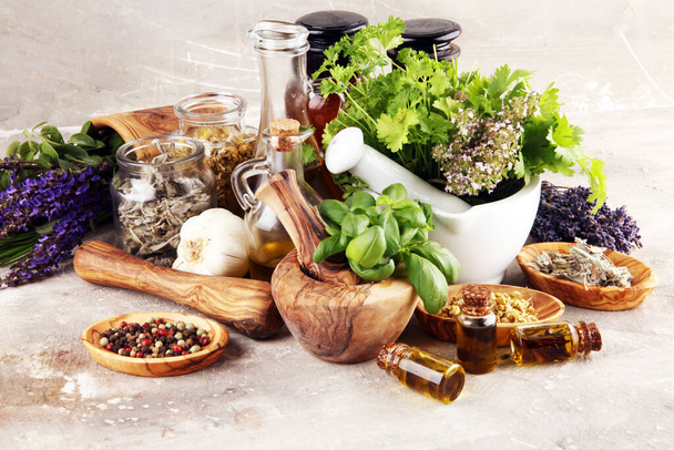 Gyógynövények és fűszerek választéka az asztalon - Fotó, kép