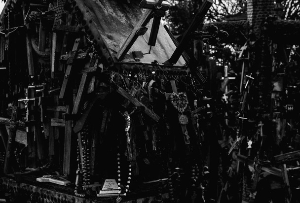 Stinné černé a bílé dřevěné krucifixy na kopci křížů v Litvě. - Fotografie, Obrázek
