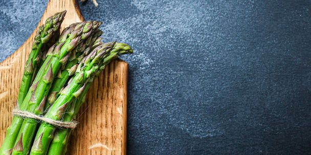 asparagi, verdure verdi fresche acquistano Idea menu. cibo sfondo vista dall'alto copia spazio per il testo sano mangiare tavolo impostazione keto o paleo dieta biologica
 - Foto, immagini