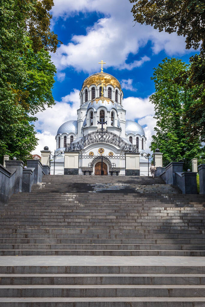 Veduta esterna della cattedrale di St Alexander Nevsky nella città di Kamianets Podilskyi nell'Oblast 'di Khmelnytskyi, Ucraina - Foto, immagini