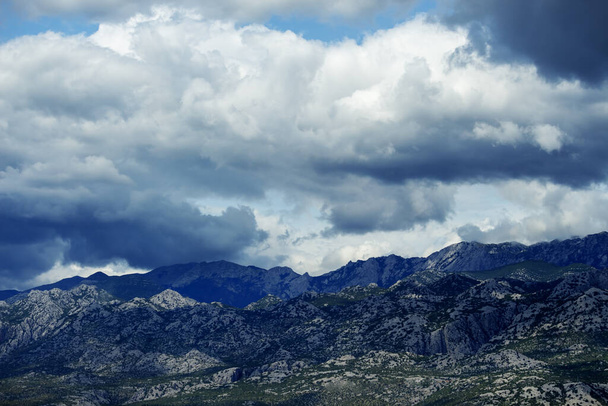 Piękny krajobraz górski w burzliwy letni dzień. Czarnogóra, Bośnia i Hercegowina, Alpy Dynarskie Bałkany. - Zdjęcie, obraz