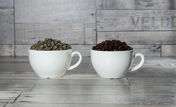 thee in kopjes koffie en dessert - Foto, afbeelding