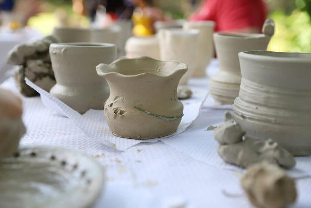 Ručně vyráběné hliněné výrobky: vázy, hrnce, sklenice a talíře - Fotografie, Obrázek
