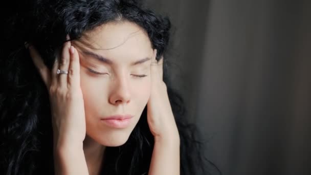 Bouclé brunette femme se sent le stress - Séquence, vidéo