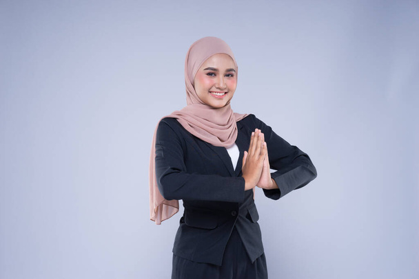 Μισού μήκους πορτραίτο μιας ελκυστικής μουσουλμάνας επιχειρηματία που φοράει μαντίλα με ανάμεικτες στάσεις και χειρονομίες που απομονώνονται σε γκρι φόντο. Για διακοπή εικόνας για εταιρικούς, τεχνολογικούς, επιχειρηματικούς ή οικονομικούς σκοπούς. - Φωτογραφία, εικόνα