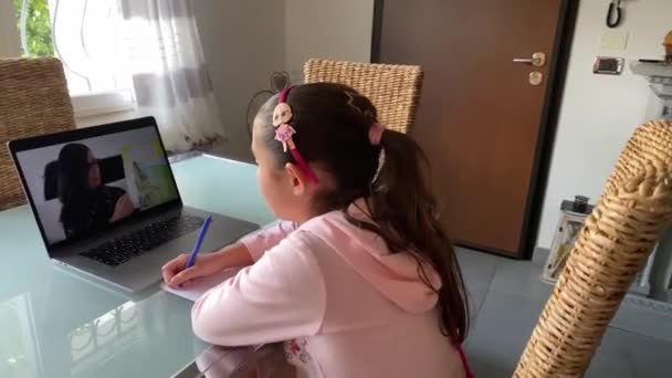 Young girl with her laptop video learning - Imágenes, Vídeo
