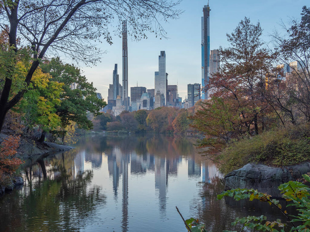 U jezera v Central Parku, New York City, Manhattan koncem podzimu časně zrána  - Fotografie, Obrázek