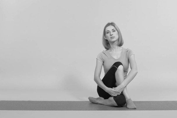 joven hermosa yoga posando en estudio fondo
 - Foto, Imagen