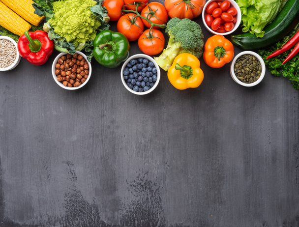 Terveellisiä syömisen ainesosia: tuoreita vihanneksia, hedelmiä ja superruokaa. Ravitsemus, ruokavalio, vegaaniruoka käsite. Konkreettinen tausta - Valokuva, kuva