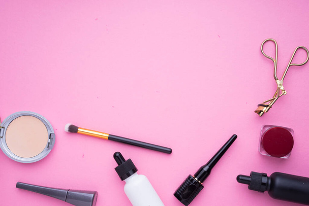 Disposizione creativa di prodotti cosmetici su sfondo rosa
. - Foto, immagini