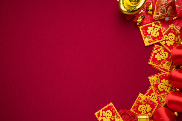Chinese Nieuwjaar decoraties met rode achtergrond met diverse festival decoraties. Chinese karakters betekent overvloed aan rijkdom, welvaart en geluk. Vlakke plaat. - Foto, afbeelding