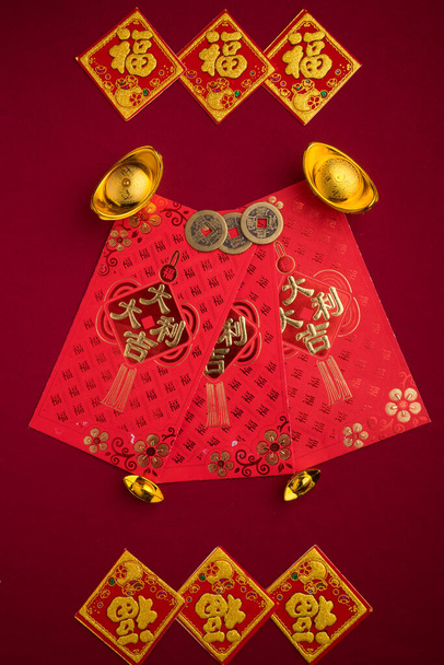 Decorazioni cinesi di Capodanno con sfondo rosso con decorazioni assortiti festival. Caratteri cinesi significa abbondanza di ricchezza, prosperità e fortuna. Posa piatta
. - Foto, immagini