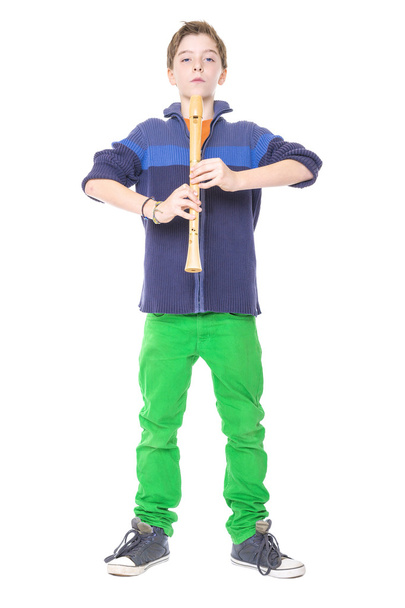 legal masculino adolescente segurando uma flauta, isolado no branco
 - Foto, Imagem
