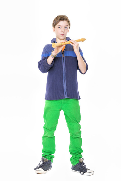 крутий чоловічий підліток тримає флейту, ізольований на білому
 - Фото, зображення
