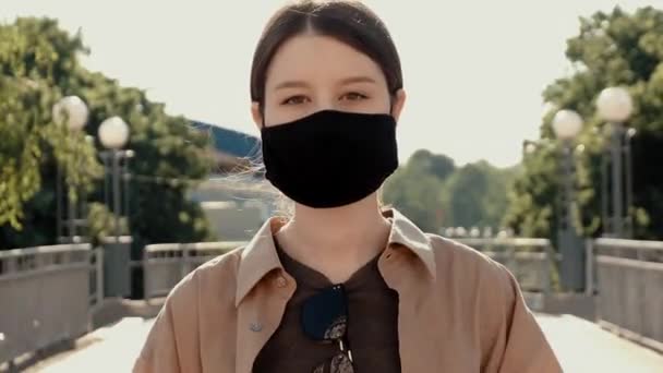 Mädchen mit Maske auf der Straße - Filmmaterial, Video