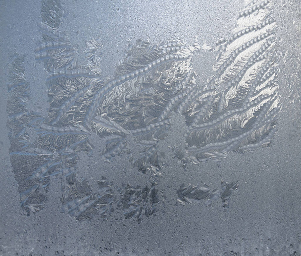 Wintermuster vom Frost, Frost auf der Fensterscheibe, schöner Hintergrund - Foto, Bild