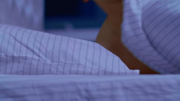 Ein Mann fällt in sein bequemes Bett und schläft schnell ein - Filmmaterial, Video