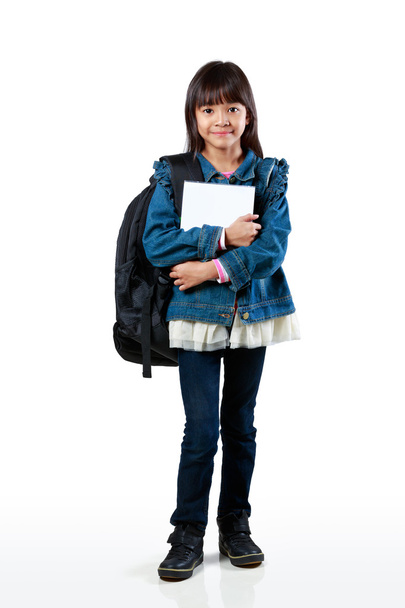 Маленька азіатська дівчинка стоїть і тримає книги
 - Фото, зображення