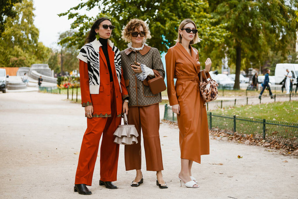 PARÍS, FRANCIA - 26 DE SEPTIEMBRE DE 2019: Invitados antes del desfile de moda CHLOE en la Semana de la Moda de París Primavera / Verano 2020. - Foto, Imagen