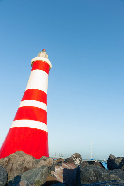 Marina faro strisce rosse e bianche segna l'ingresso al porto turistico
. - Foto, immagini