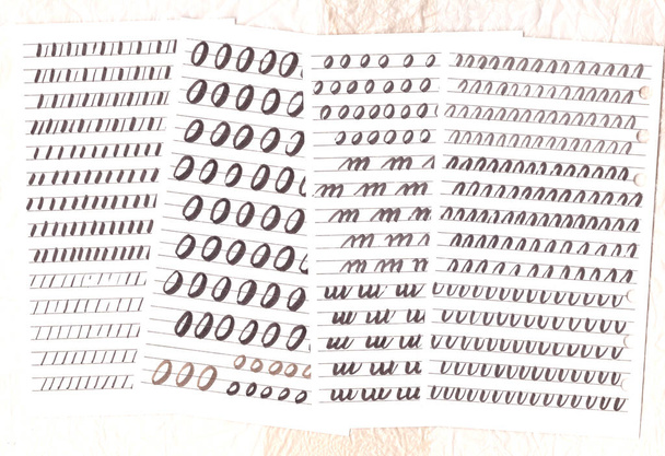 Textbuch für Kalligraphie. Schreibversuch. Anfängerübungen auf weißem Hintergrund. - Foto, Bild