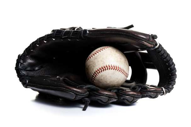 suklaa ruskea baseball käsine vanha pallo eristetty valkoinen tausta - Valokuva, kuva