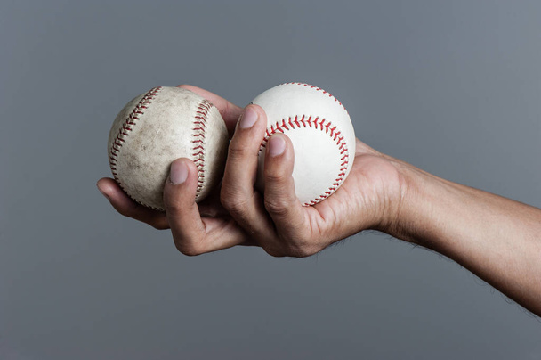 primo piano baseball in mano all'uomo, isolato su sfondo
 - Foto, immagini