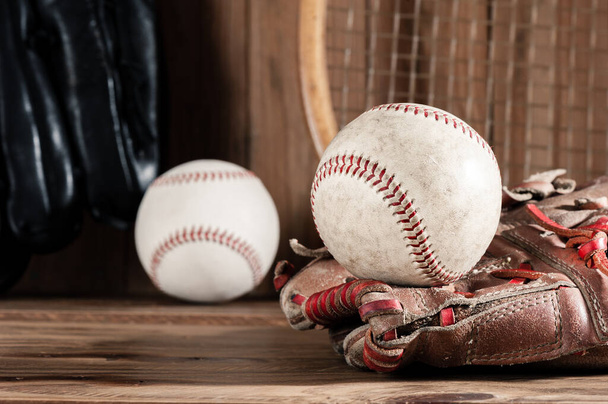 Guante de béisbol y béisbol en tablero de madera, concepto deportivo
 - Foto, Imagen