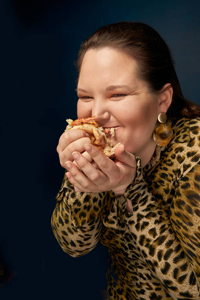 Overweight woman does not eat hamburger appetizingly. Overweight. - Foto, afbeelding