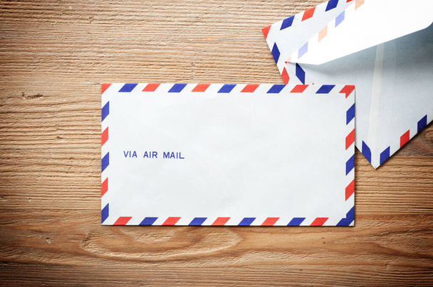 letecká poštovní obálka na dřevěném stole - Fotografie, Obrázek
