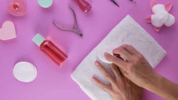 Жінка стирає лак з нігтів з рідиною для видалення
. - Кадри, відео