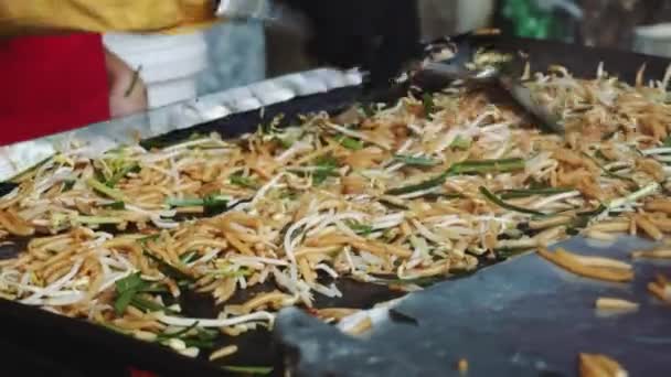 Les haricots sont frits dans la rue - Séquence, vidéo