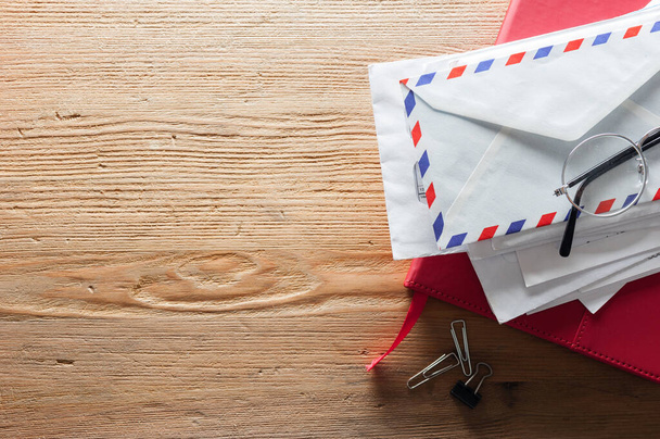 конверт воздушной почты на деревянном столе
 - Фото, изображение