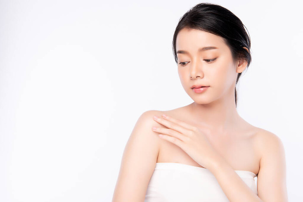 Linda jovem mulher asiática tocando seu corpo com pele saudável fresco, isolado no fundo branco, beleza cosméticos e tratamento facial conceito
. - Foto, Imagem