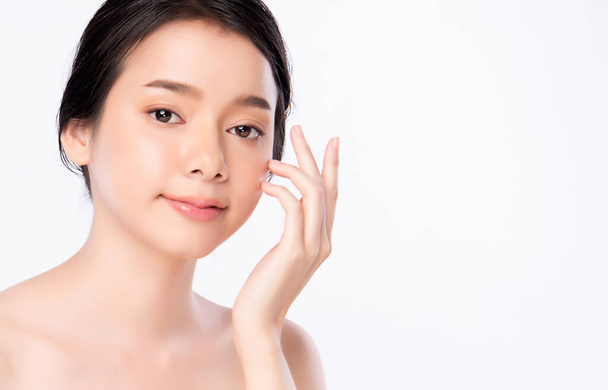 Piękna młoda azjatycka kobieta dotykając jej czystą twarz ze świeżej zdrowej skóry, izolowane na białym tle, Kosmetyki piękna i twarzy leczenie Concept. - Zdjęcie, obraz