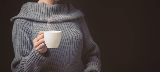 femme tenant une tasse de café - Photo, image