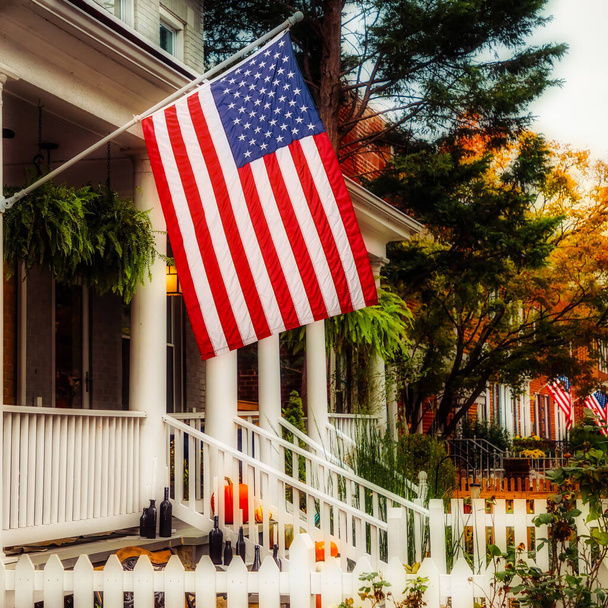 Μια σημαία που κυματίζει σε μια ιστορική γειτονιά της Βόρειας Βιρτζίνια. - Φωτογραφία, εικόνα