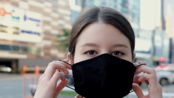 girl dresses and takes off the mask on the street - Filmmaterial, Video