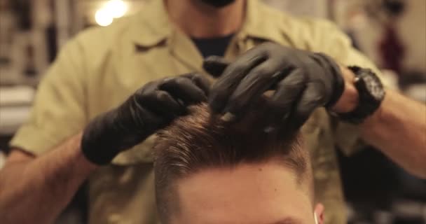 Barber performs the styling of the clients hair.  - Materiał filmowy, wideo