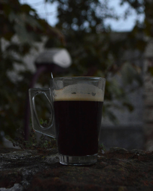 Un café negro en una taza de vidrio
 - Foto, Imagen