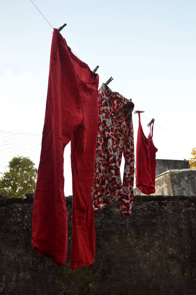 Rode kleren hangend aan een touw - Foto, afbeelding