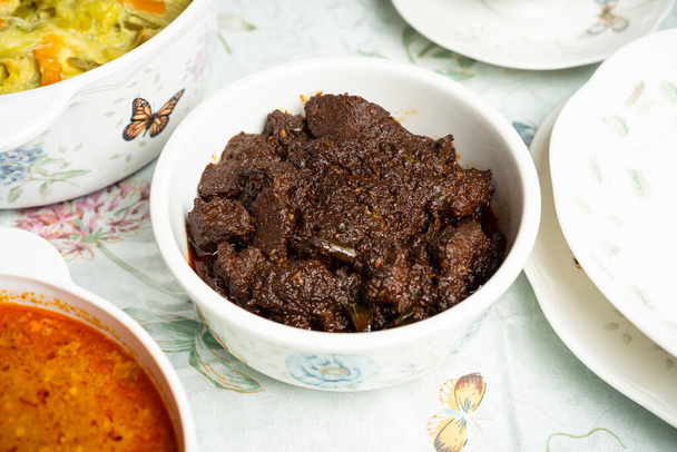 La comida tradicional local malaya, lemang, ketupat, ketupat palas y otros comen durante la celebración del eid mubarak o conocida como Hari Raya Aidilfitri. Comer junto con curry o rendang. - Foto, imagen