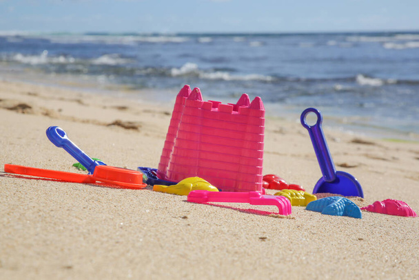 plastikowych zabawek na piaszczystej plaży. - Zdjęcie, obraz