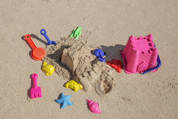 plastikowych zabawek na piaszczystej plaży. - Zdjęcie, obraz